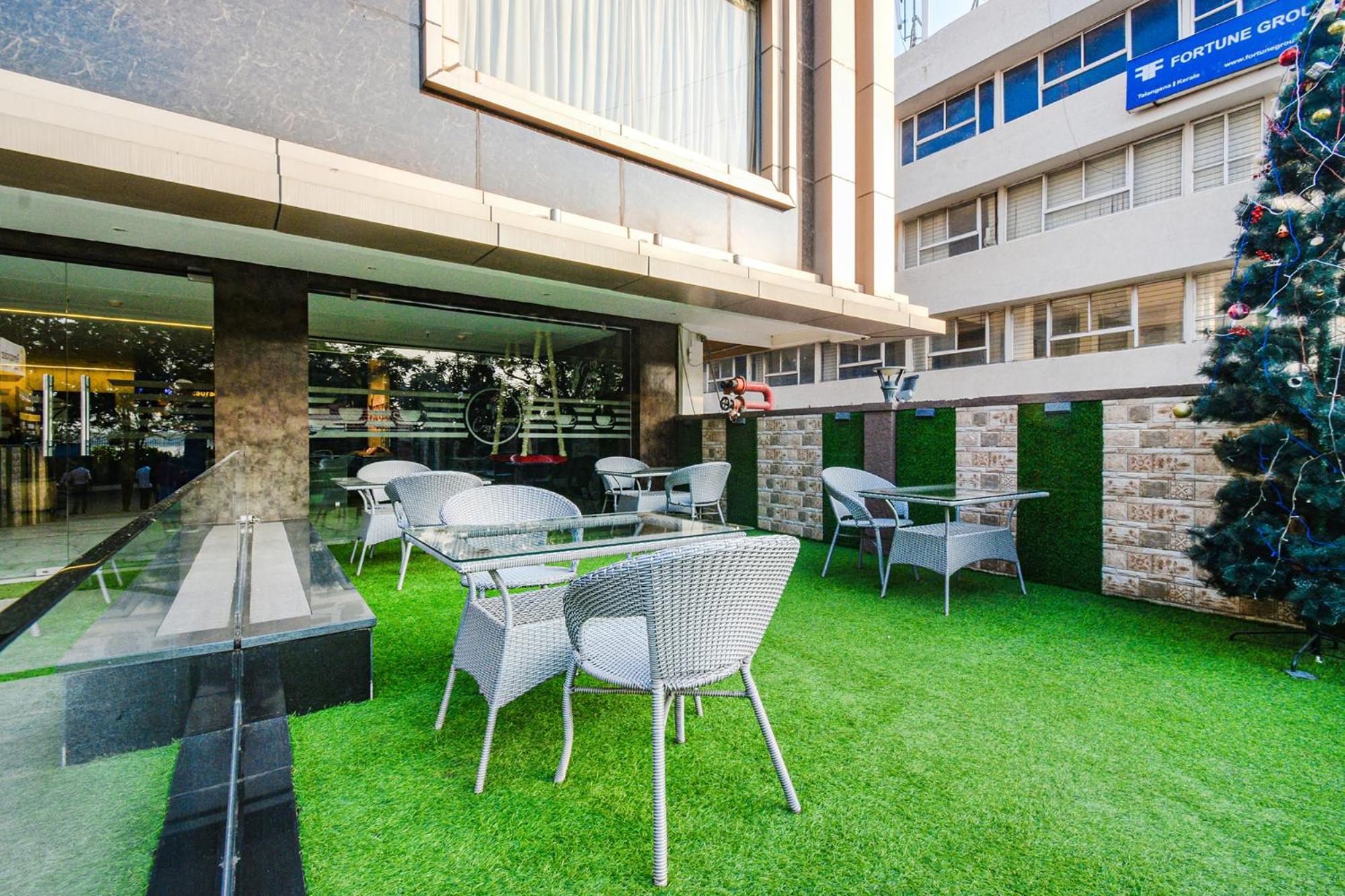 Treebo Premium Seven Lake View Hyderabad Exterior foto
