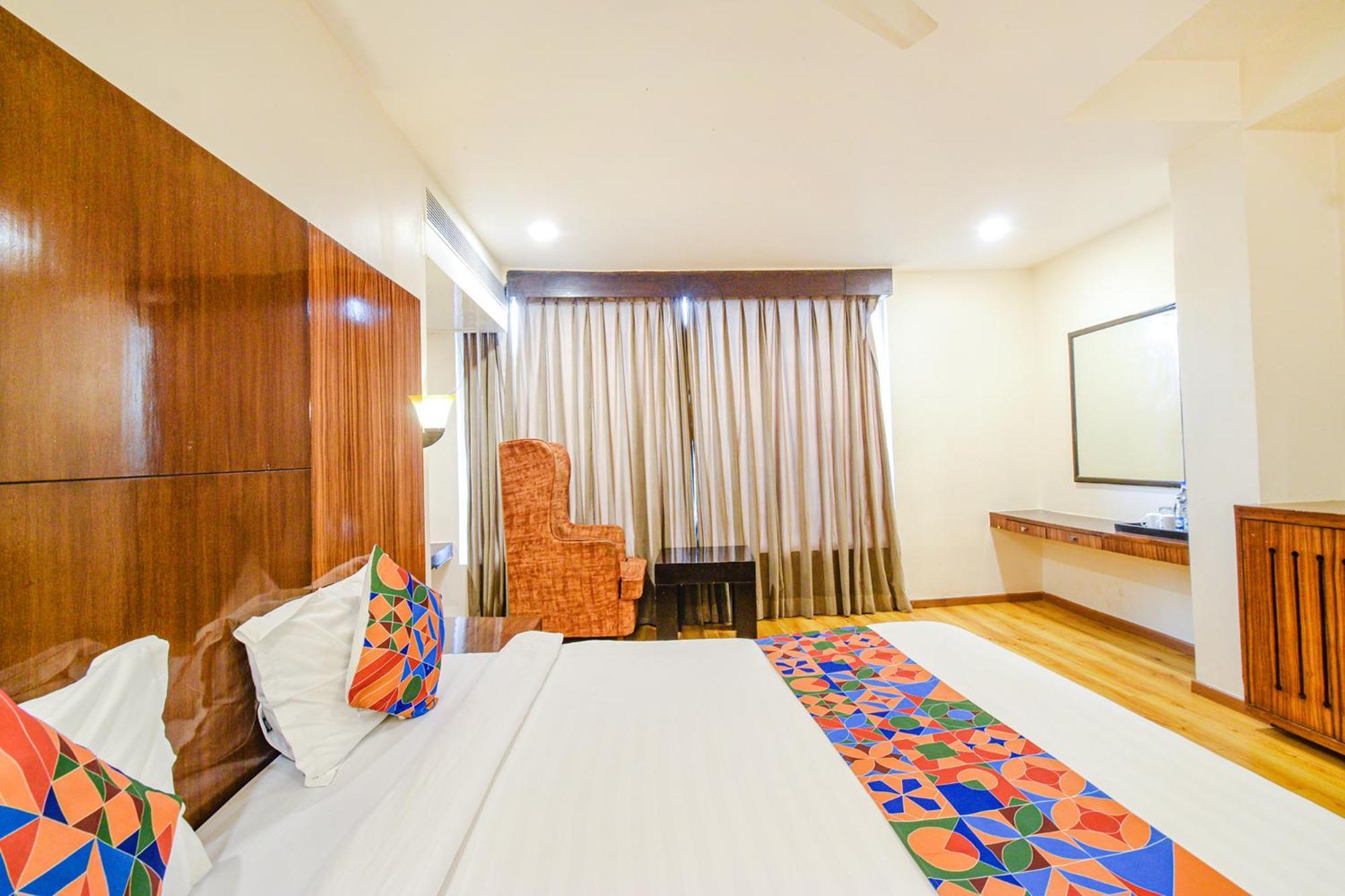 Treebo Premium Seven Lake View Hyderabad Exterior foto