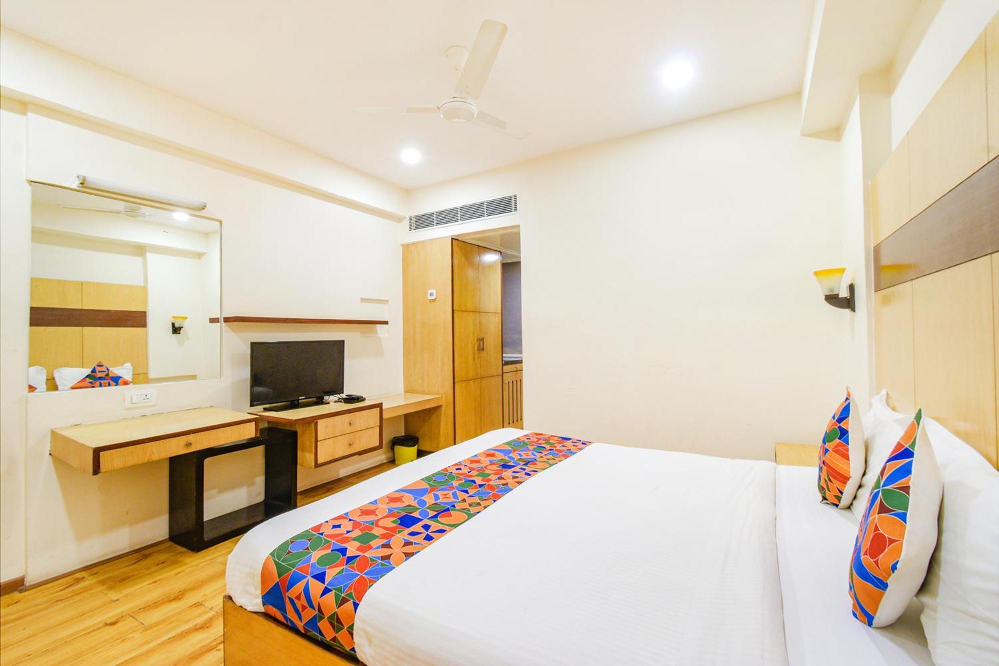 Treebo Premium Seven Lake View Hyderabad Exterior foto