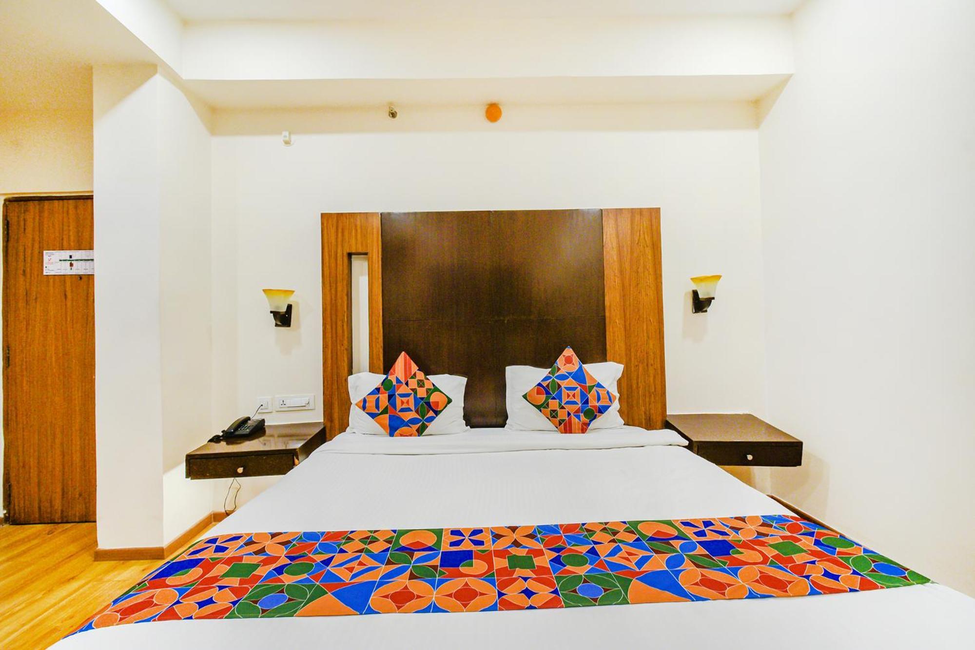 Treebo Premium Seven Lake View Hyderabad Exterior foto