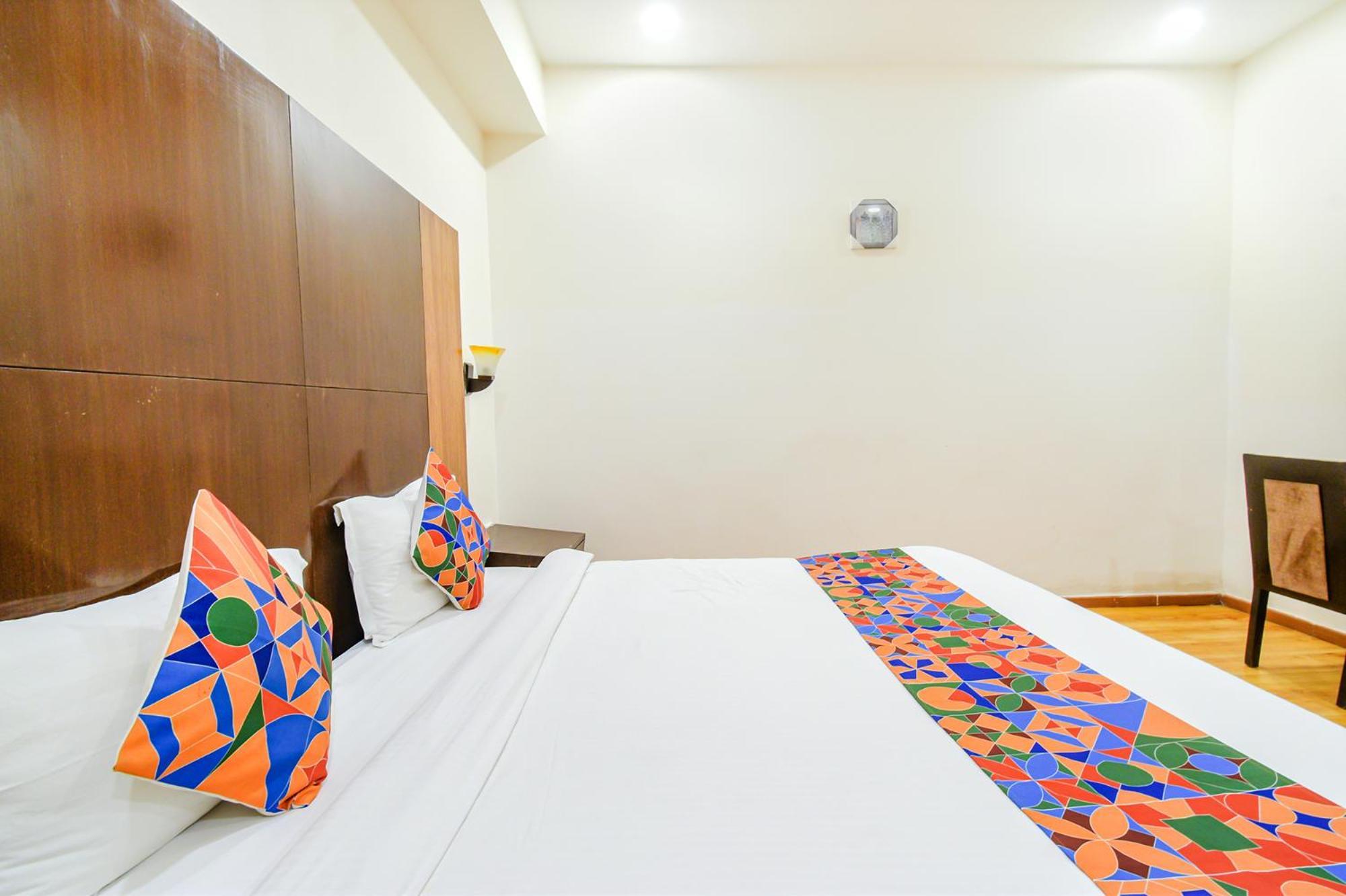 Treebo Premium Seven Lake View Hyderabad Exterior foto