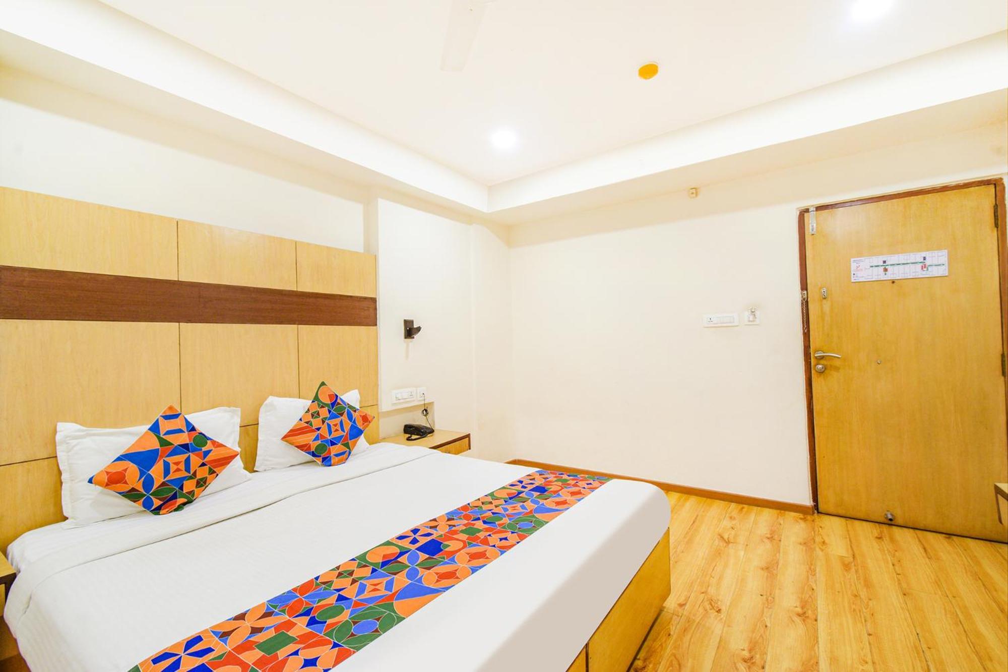 Treebo Premium Seven Lake View Hyderabad Exterior foto