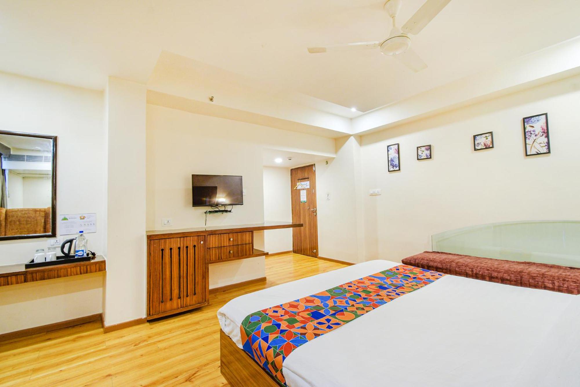 Treebo Premium Seven Lake View Hyderabad Exterior foto