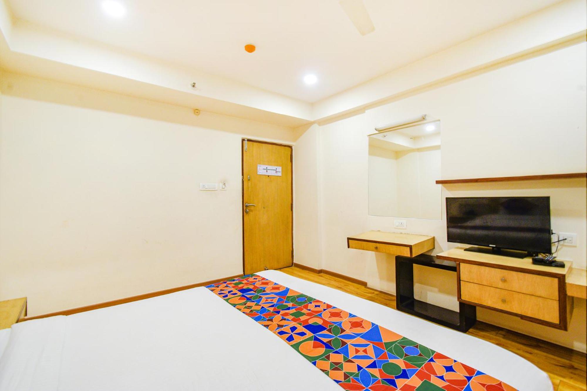 Treebo Premium Seven Lake View Hyderabad Exterior foto