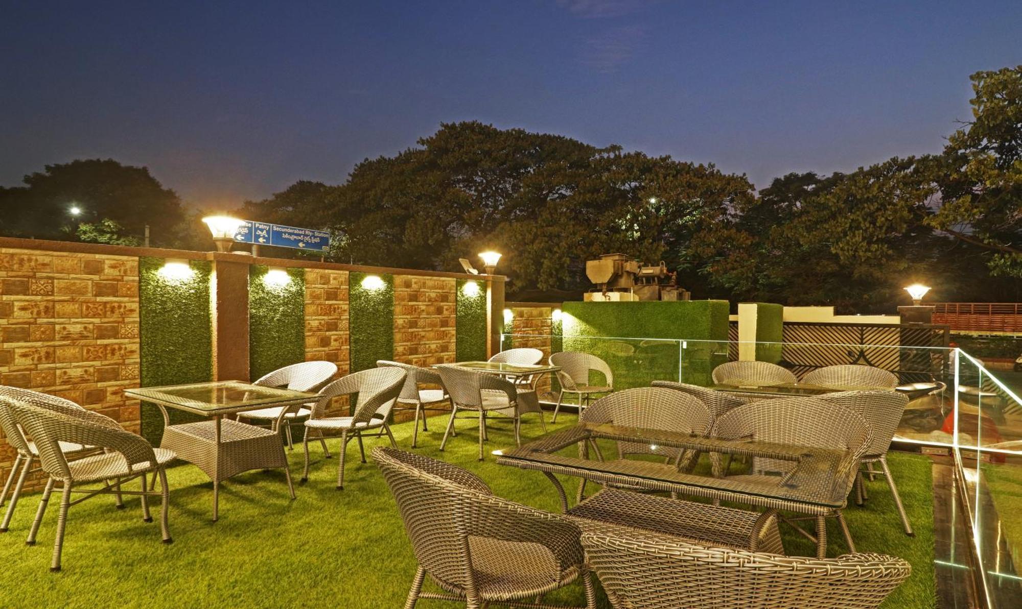Treebo Premium Seven Lake View Hyderabad Exterior foto